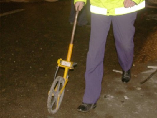 Accident provocat de un şofer care a întors peste marcajul continuu